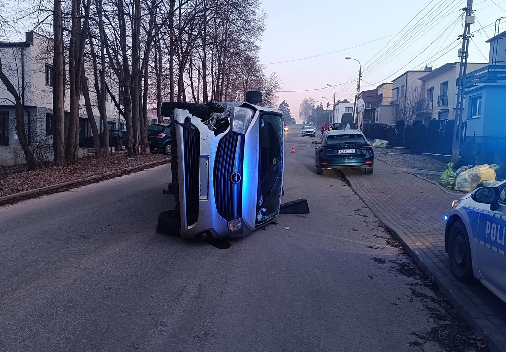 Kolizja na ul. Kasztanowej – dostawczy opel przewrócił się na bok