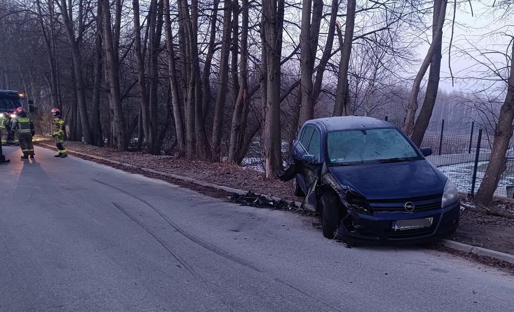 Kolizja na ul. Kasztanowej – dostawczy opel przewrócił się na bok