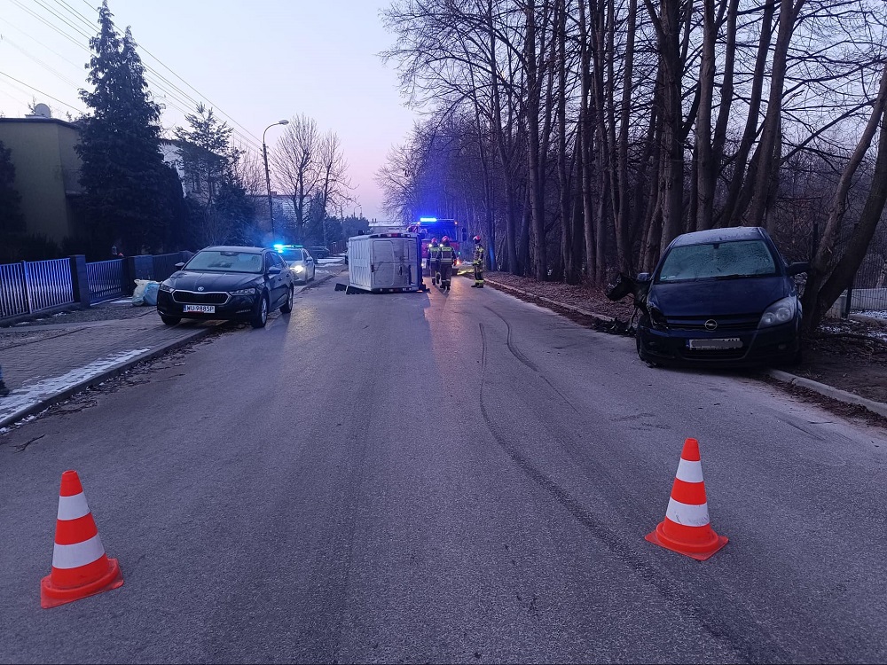 Kolizja na ul. Kasztanowej – dostawczy opel przewrócił się na bok