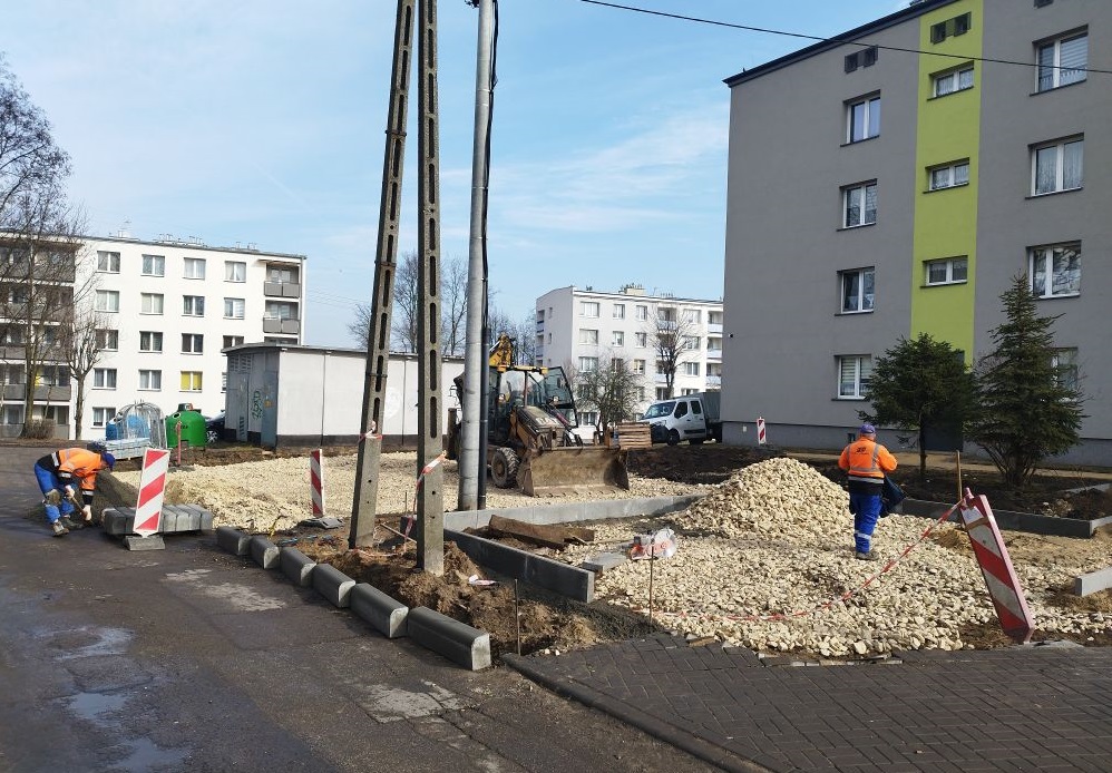 Nowe chodniki i więcej zieleni – trwa modernizacja osiedla Wieczorka