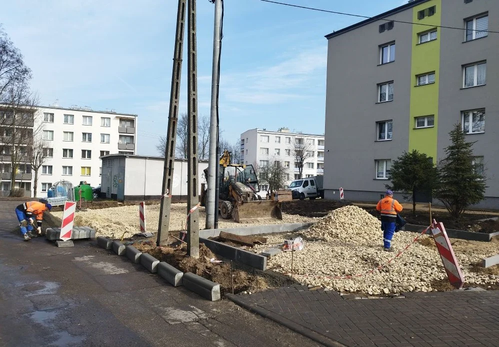 Nowe chodniki i więcej zieleni – trwa modernizacja osiedla Wieczorka