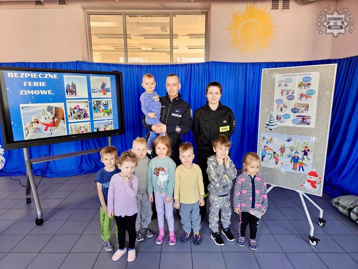 Bezpieczne ferie z mundurowymi: policjanci uczą dzieci zasad bezpieczeństwa!