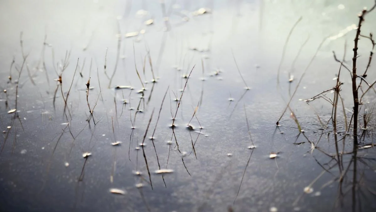 Cienki lód, wielkie ryzyko. Lekkomyślność może kosztować życie!