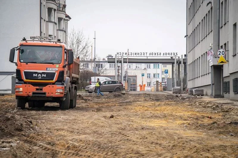 Więcej miejsc parkingowych przy Yntce. Ruszyła budowa nowego parkingu!