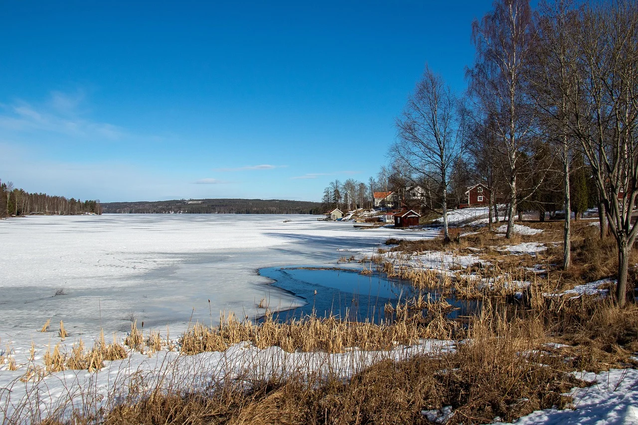 Policjanci ostrzegają przed wchodzeniem na niebezpieczny lód