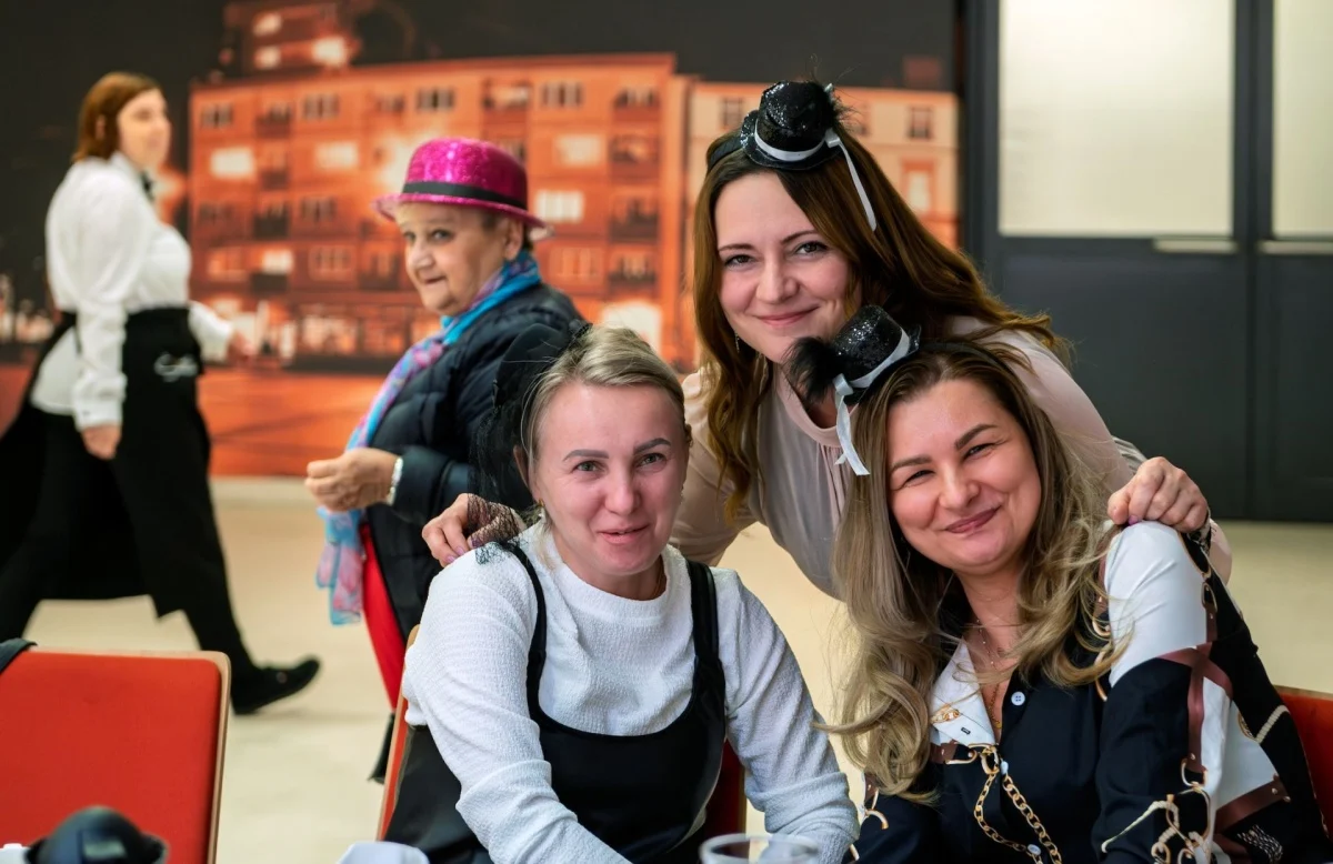 Bal karnawałowy w DPS: wspaniała atmosfera i kapelusze w roli głównej!