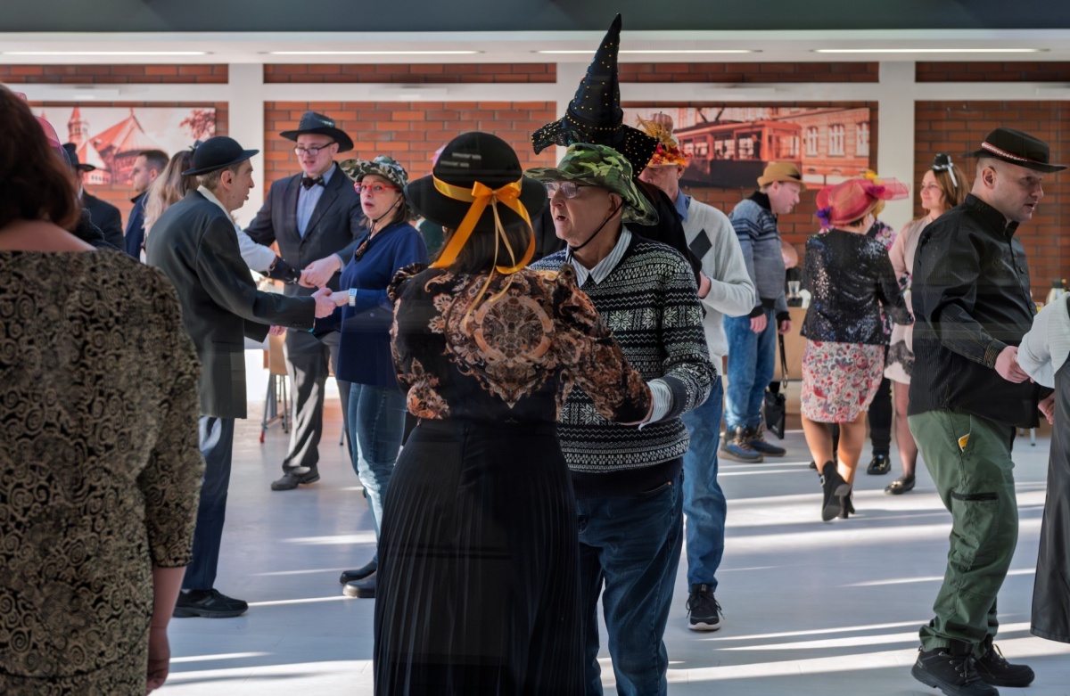 Bal karnawałowy w DPS: wspaniała atmosfera i kapelusze w roli głównej!