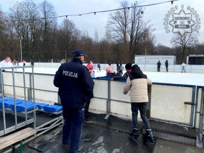 Bezpieczeństwo na lodowisku: dzielnicowi edukują dzieci i dorosłych