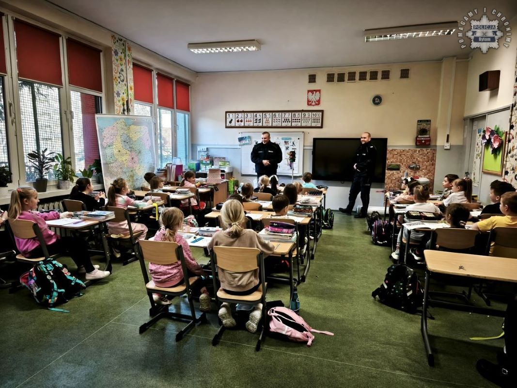 Dzielnicowi edukują uczniów o bezpieczeństwie w czasie ferii w Bytomiu