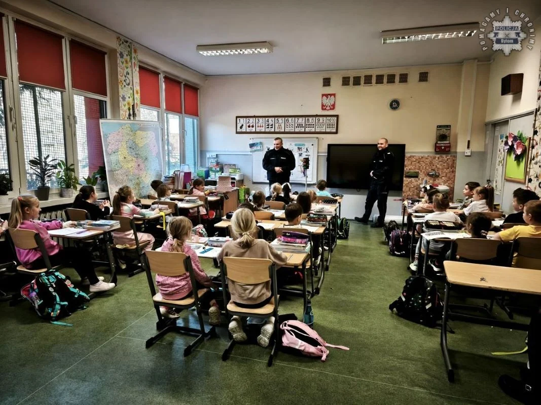 Dzielnicowi edukują uczniów o bezpieczeństwie w czasie ferii w Bytomiu