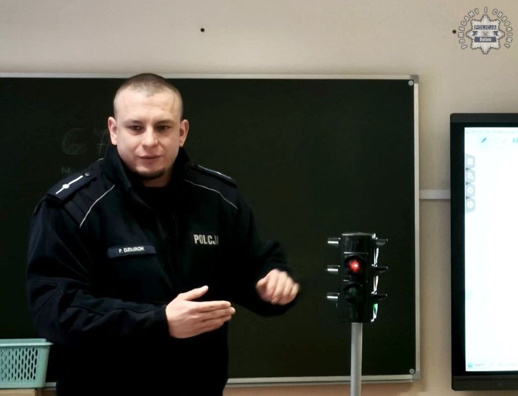 Dzielnicowi edukują uczniów o bezpieczeństwie w czasie ferii w Bytomiu