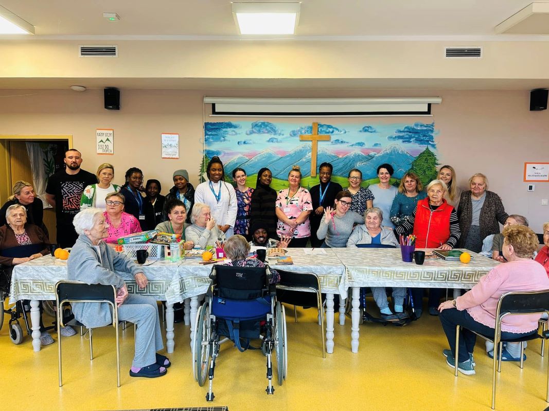 Studenci Kijowskiego Uniwersytetu Medycznego wspierają seniorów w Bytomiu