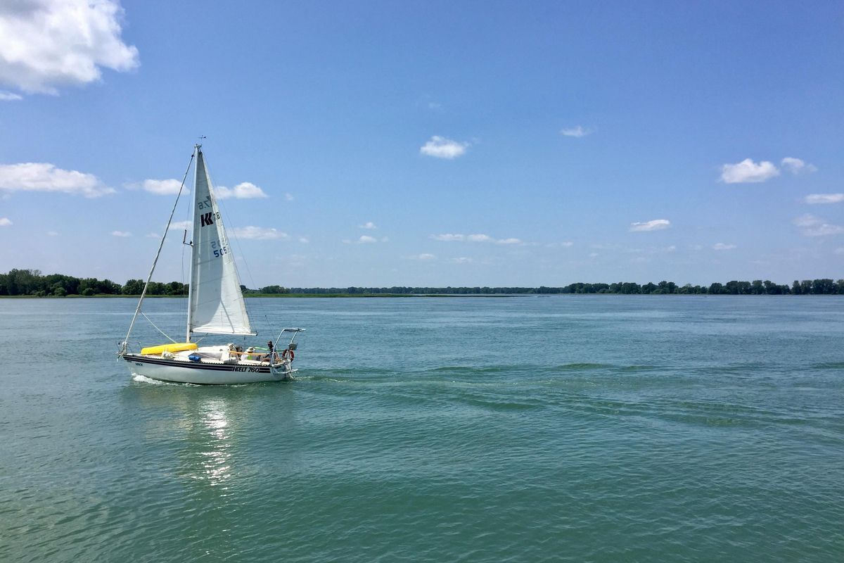 Czarter jachtu na Mazurach – dla kogo, za ile i jak się przygotować?