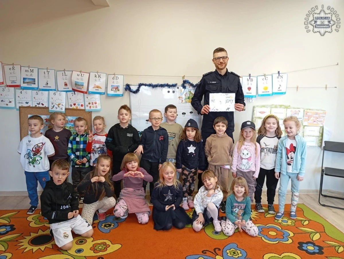 Mundurowi omówili z przedszkolakami zasady bezpieczeństwa podczas kontaktu ze zwierzętami