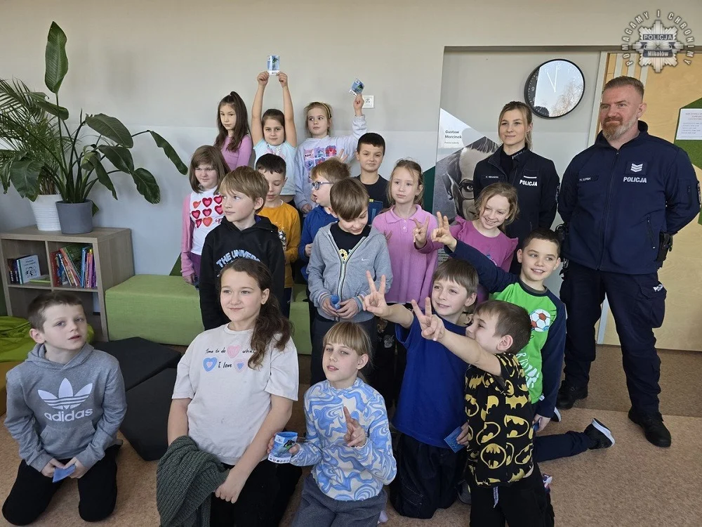 Lekcja bezpieczeństwa przed feriami – policjanci w SP nr 5 w Mikołowie