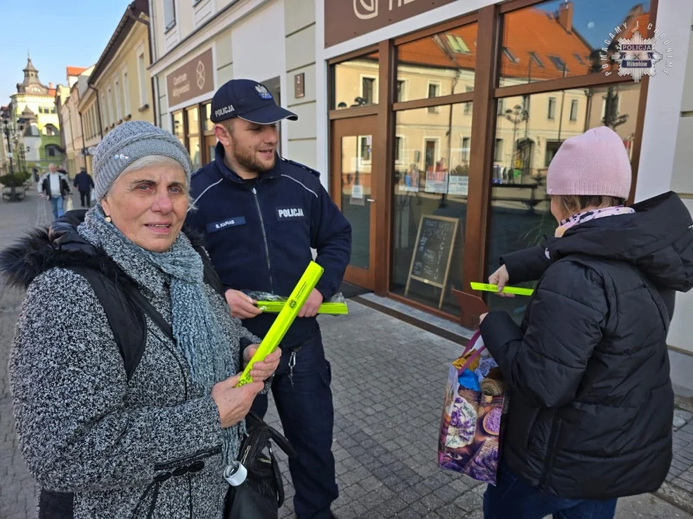 Mikołów stawia na bezpieczeństwo pieszych - akcja rozdawania odblasków