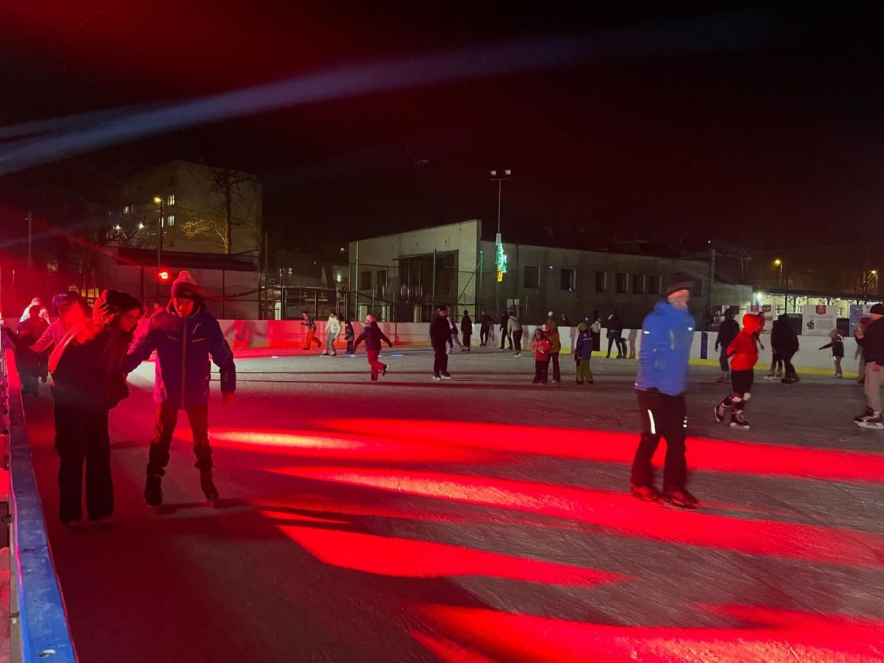 Mikołów świętował początek ferii na lodowisku OR „Planty” podczas dyskoteki na lodzie. To już ostatnia w tym sezonie, ale wciąż można skorzystać z bezpłatnych szkoleń jazdy na łyżwach i hokeja. 1