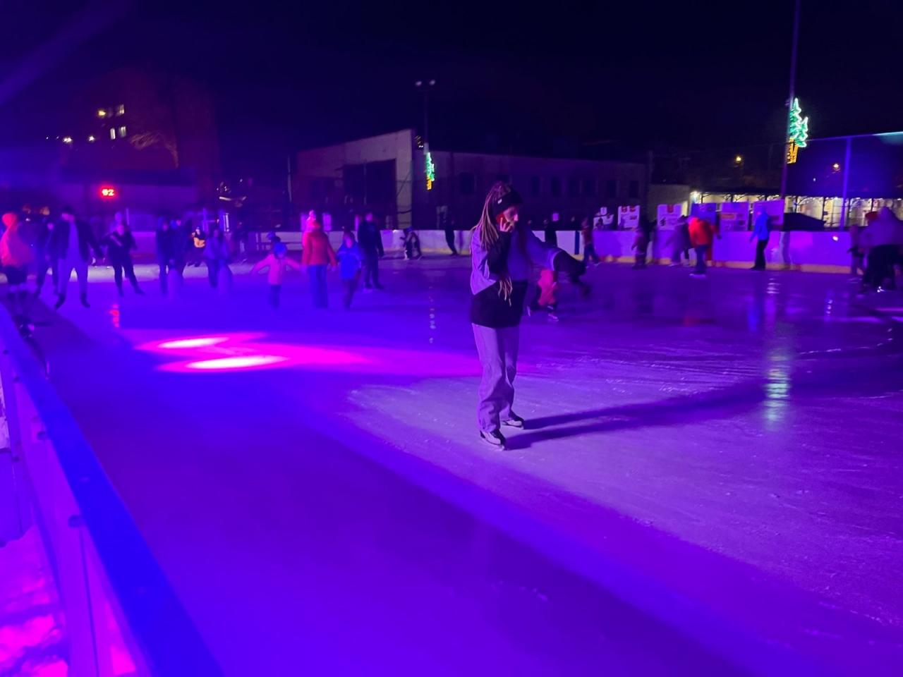 Mikołów świętował początek ferii na lodowisku OR „Planty” podczas dyskoteki na lodzie. To już ostatnia w tym sezonie, ale wciąż można skorzystać z bezpłatnych szkoleń jazdy na łyżwach i hokeja. 2