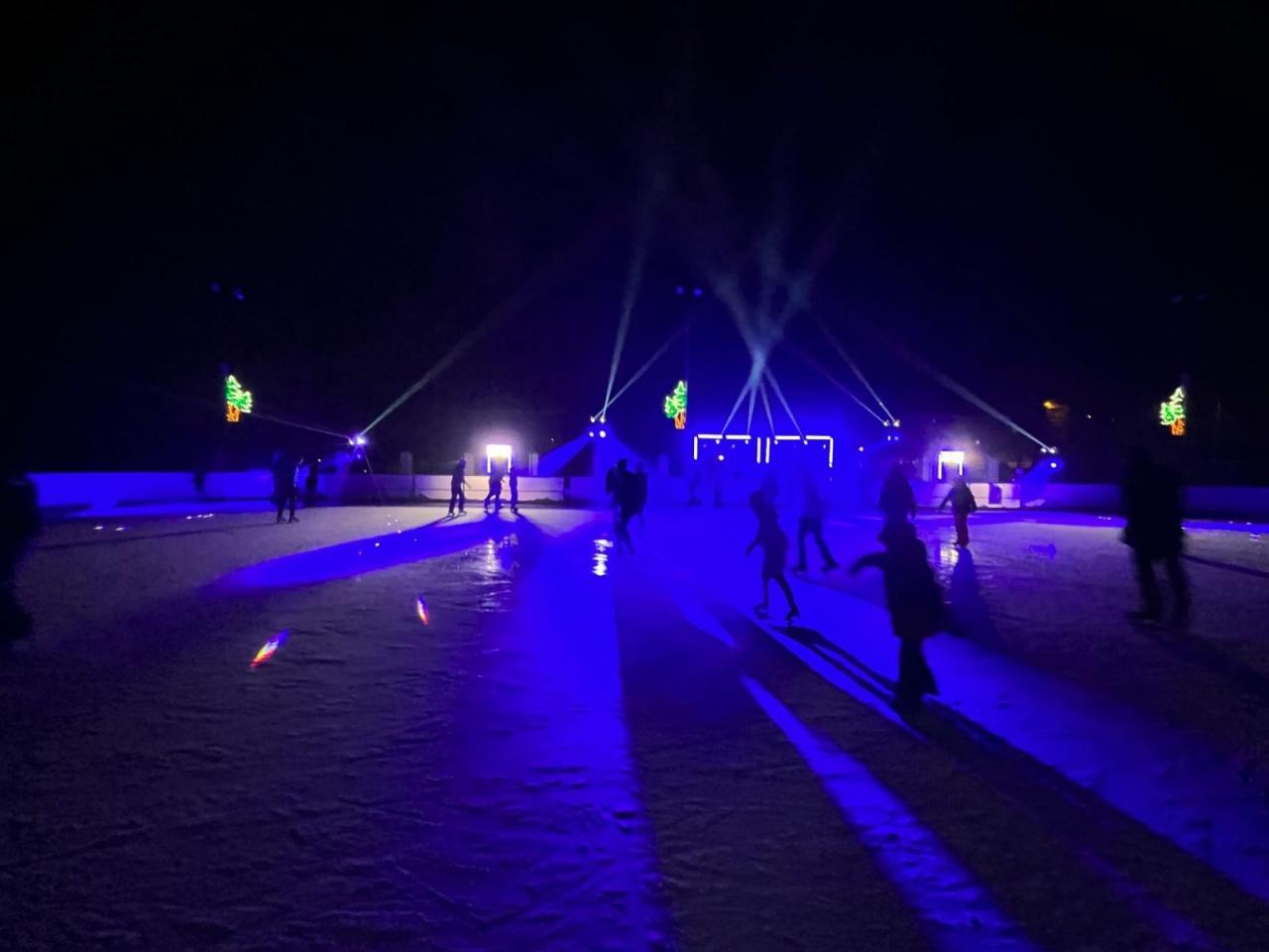 Mikołów świętował początek ferii na lodowisku OR „Planty” podczas dyskoteki na lodzie. To już ostatnia w tym sezonie, ale wciąż można skorzystać z bezpłatnych szkoleń jazdy na łyżwach i hokeja. 4