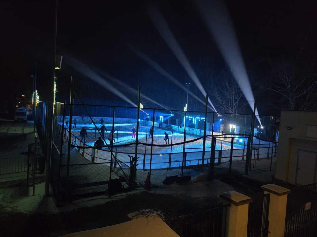 Mikołów świętował początek ferii na lodowisku OR „Planty” podczas dyskoteki na lodzie. To już ostatnia w tym sezonie, ale wciąż można skorzystać z bezpłatnych szkoleń jazdy na łyżwach i hokeja. 6