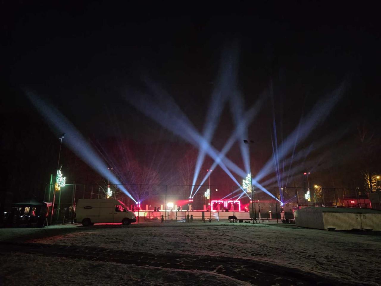 Mikołów świętował początek ferii na lodowisku OR „Planty” podczas dyskoteki na lodzie. To już ostatnia w tym sezonie, ale wciąż można skorzystać z bezpłatnych szkoleń jazdy na łyżwach i hokeja. 7