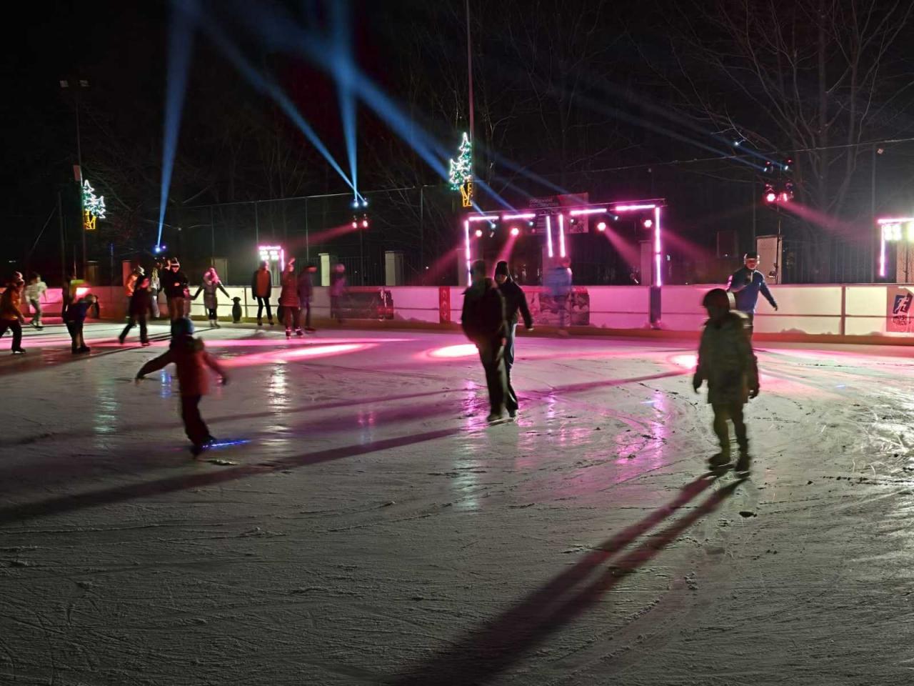Mikołów świętował początek ferii na lodowisku OR „Planty” podczas dyskoteki na lodzie. To już ostatnia w tym sezonie, ale wciąż można skorzystać z bezpłatnych szkoleń jazdy na łyżwach i hokeja. 8