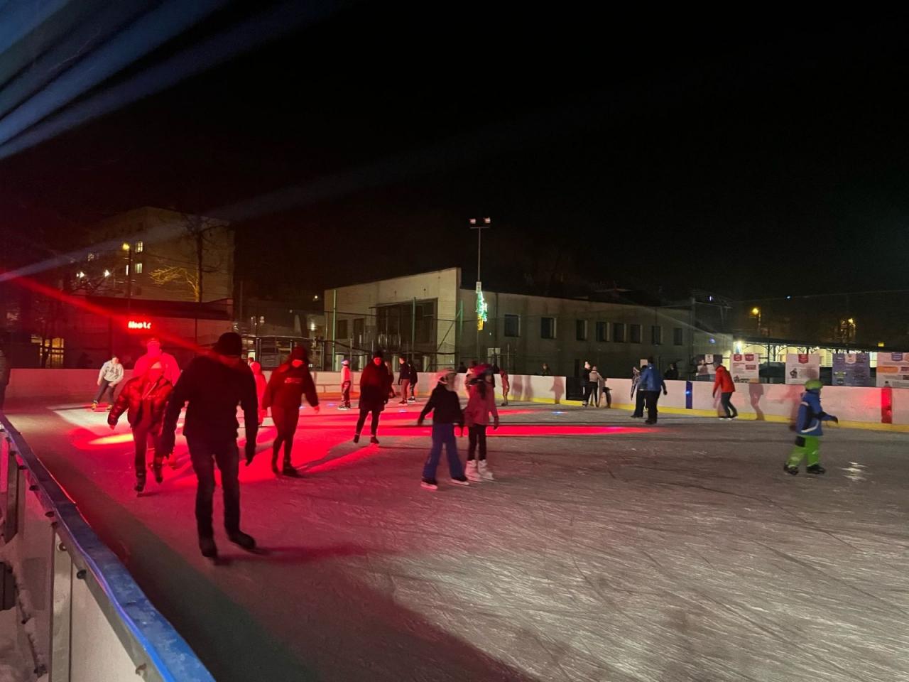 Mikołów świętował początek ferii na lodowisku OR „Planty” podczas dyskoteki na lodzie. To już ostatnia w tym sezonie, ale wciąż można skorzystać z bezpłatnych szkoleń jazdy na łyżwach i hokeja. 9