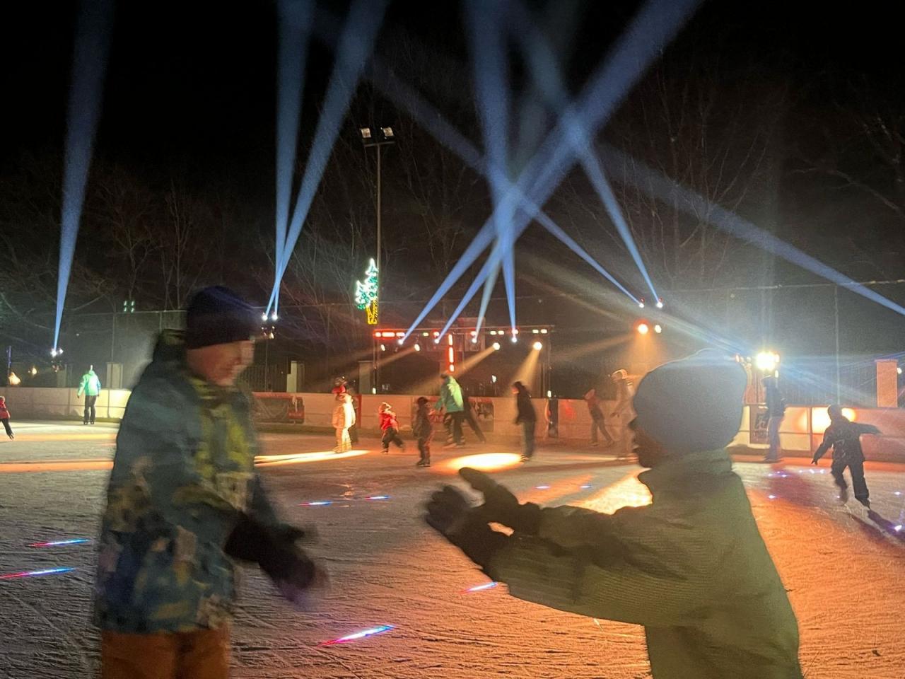 Mikołów świętował początek ferii na lodowisku OR „Planty” podczas dyskoteki na lodzie. To już ostatnia w tym sezonie, ale wciąż można skorzystać z bezpłatnych szkoleń jazdy na łyżwach i hokeja. 10