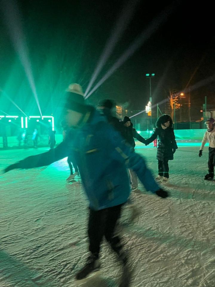 Mikołów świętował początek ferii na lodowisku OR „Planty” podczas dyskoteki na lodzie. To już ostatnia w tym sezonie, ale wciąż można skorzystać z bezpłatnych szkoleń jazdy na łyżwach i hokeja. 11