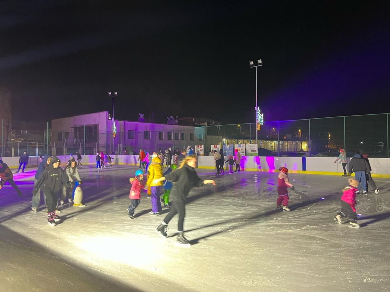 Mikołów świętował początek ferii na lodowisku OR „Planty” podczas dyskoteki na lodzie. To już ostatnia w tym sezonie, ale wciąż można skorzystać z bezpłatnych szkoleń jazdy na łyżwach i hokeja. 13