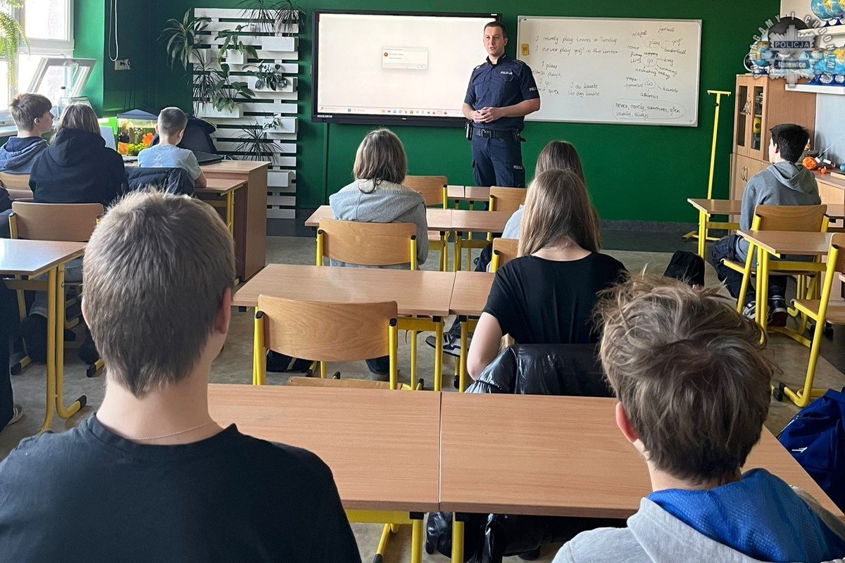 Katowicki dzielnicowy rozmawiał z uczniami o zagrożeniach związanych z dopalaczami