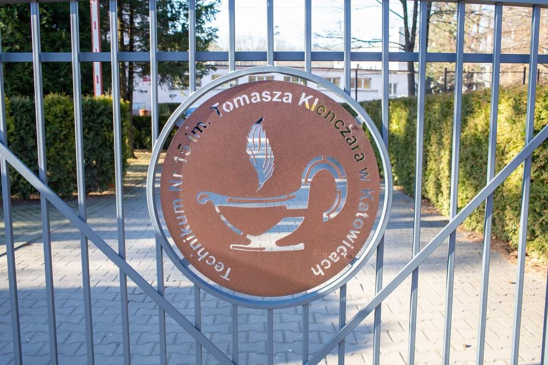 Petycja przeciw, uchwała za - sprawa Technikum nr 15 w Katowicach