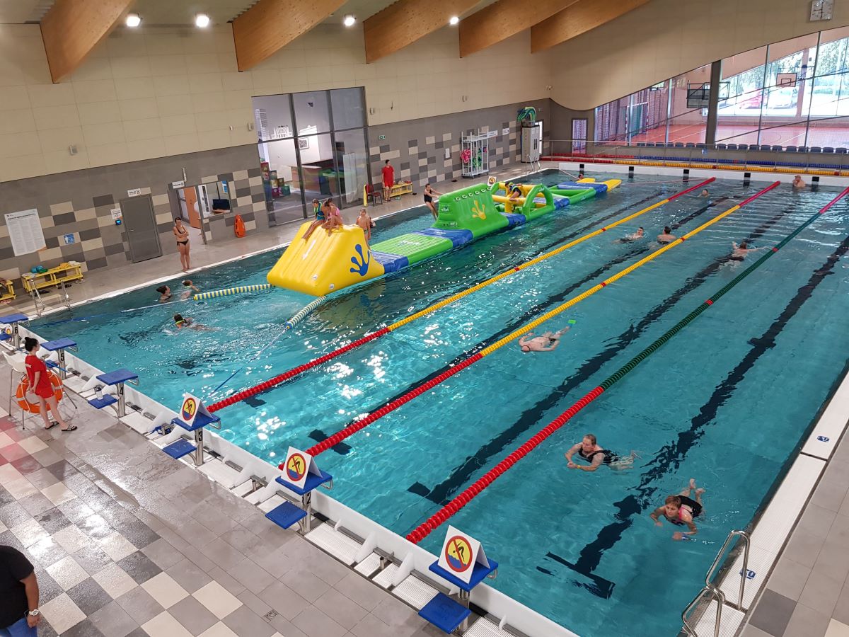 Wodny tor przeszkód wraca do katowickich basenów – sprawdź daty!