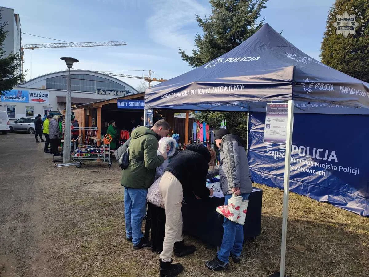 Policja uczy bezpieczeństwa na stoku – profilaktyczna akcja w Katowicach