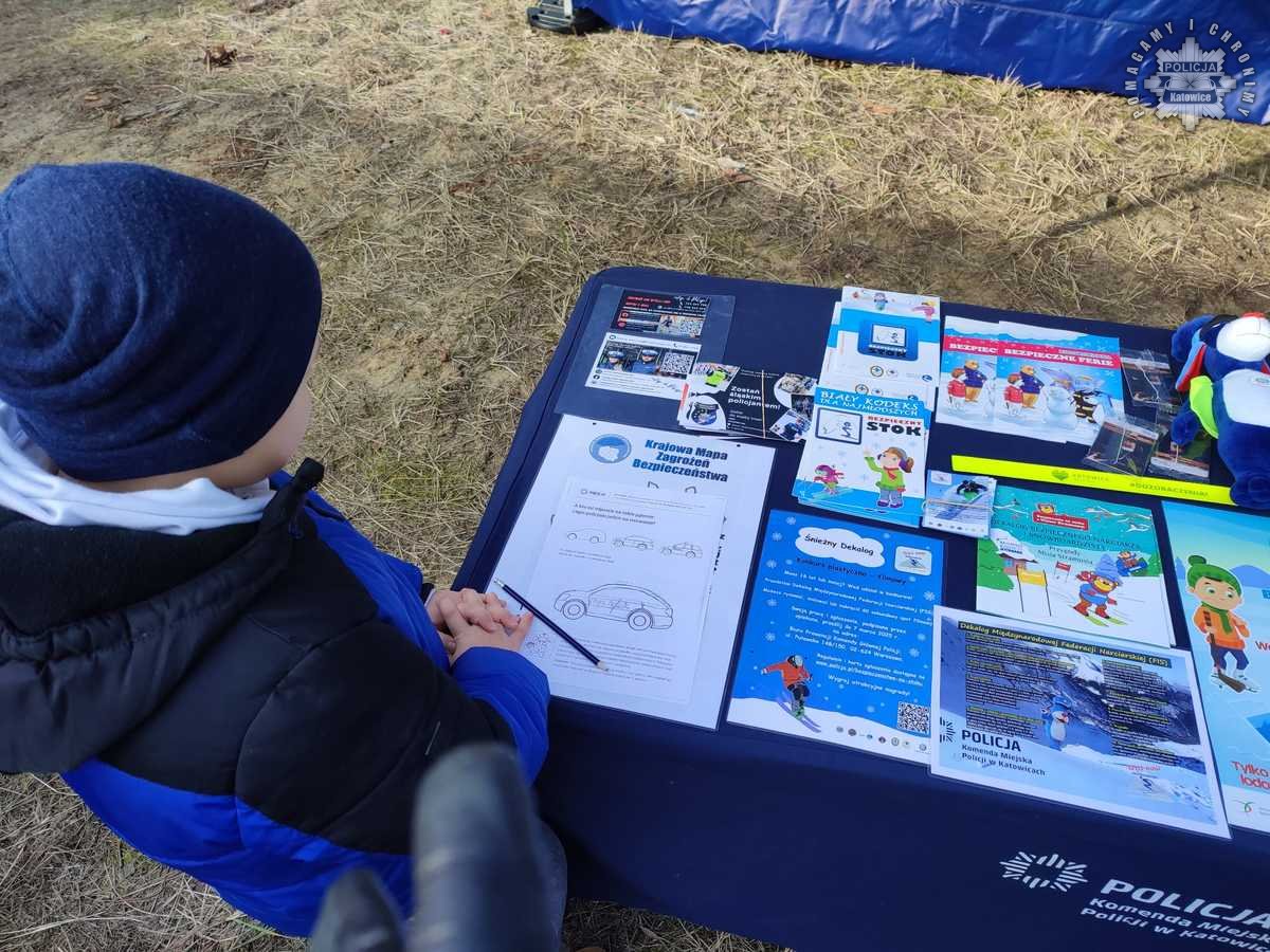 Policja uczy bezpieczeństwa na stoku – profilaktyczna akcja w Katowicach