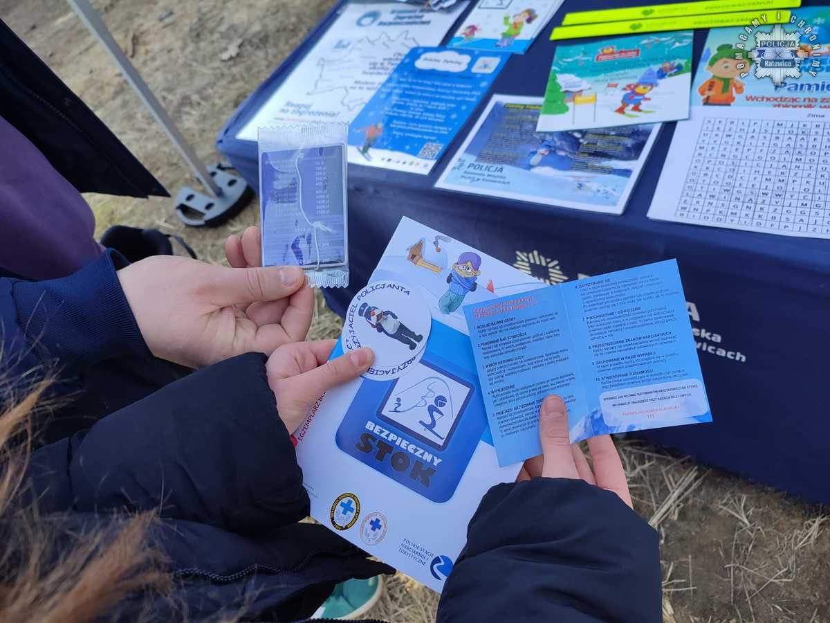 Policja uczy bezpieczeństwa na stoku – profilaktyczna akcja w Katowicach