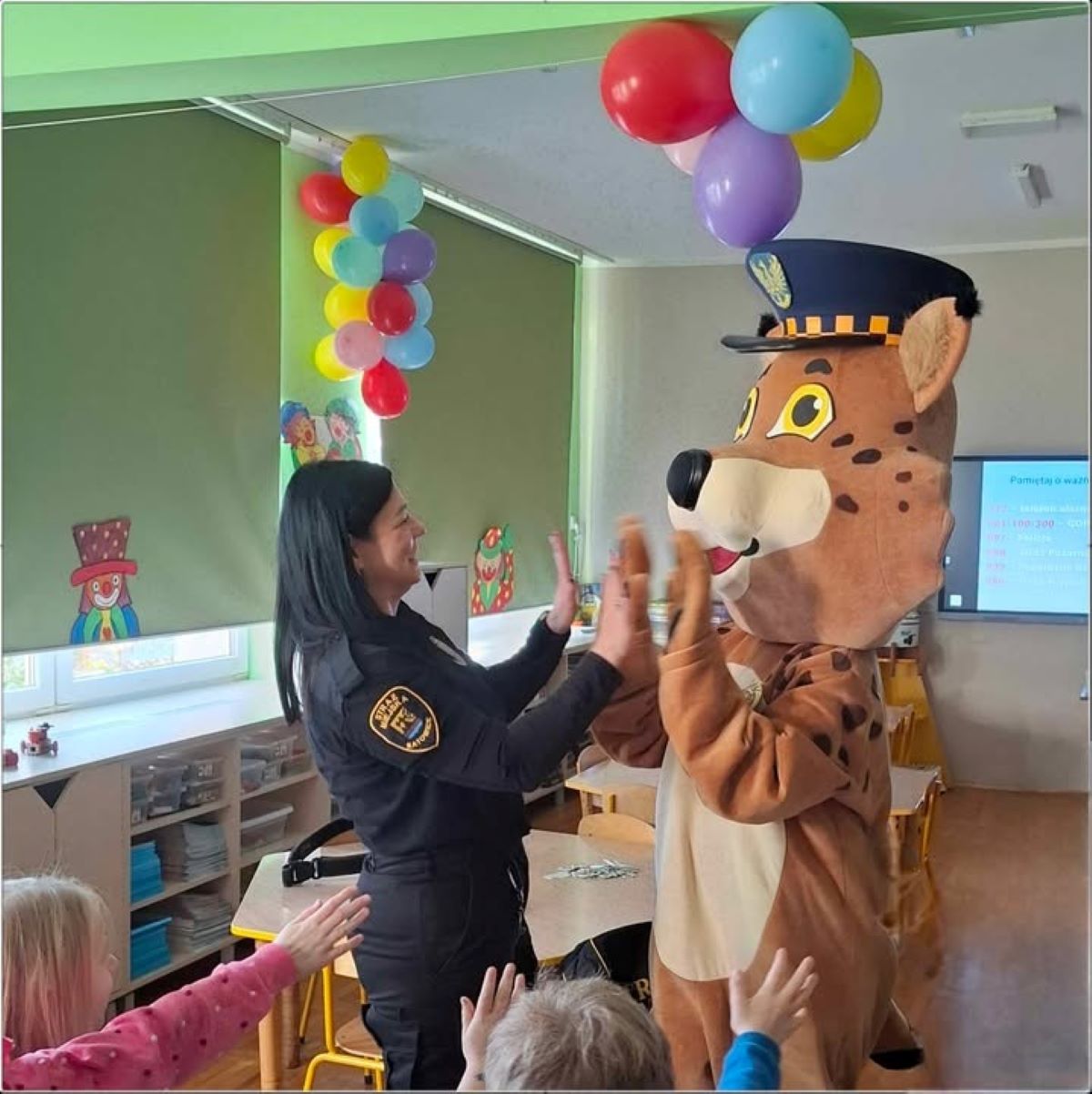 Bezpieczne ferie zimowe – katowiccy strażnicy miejscy edukują najmłodszych