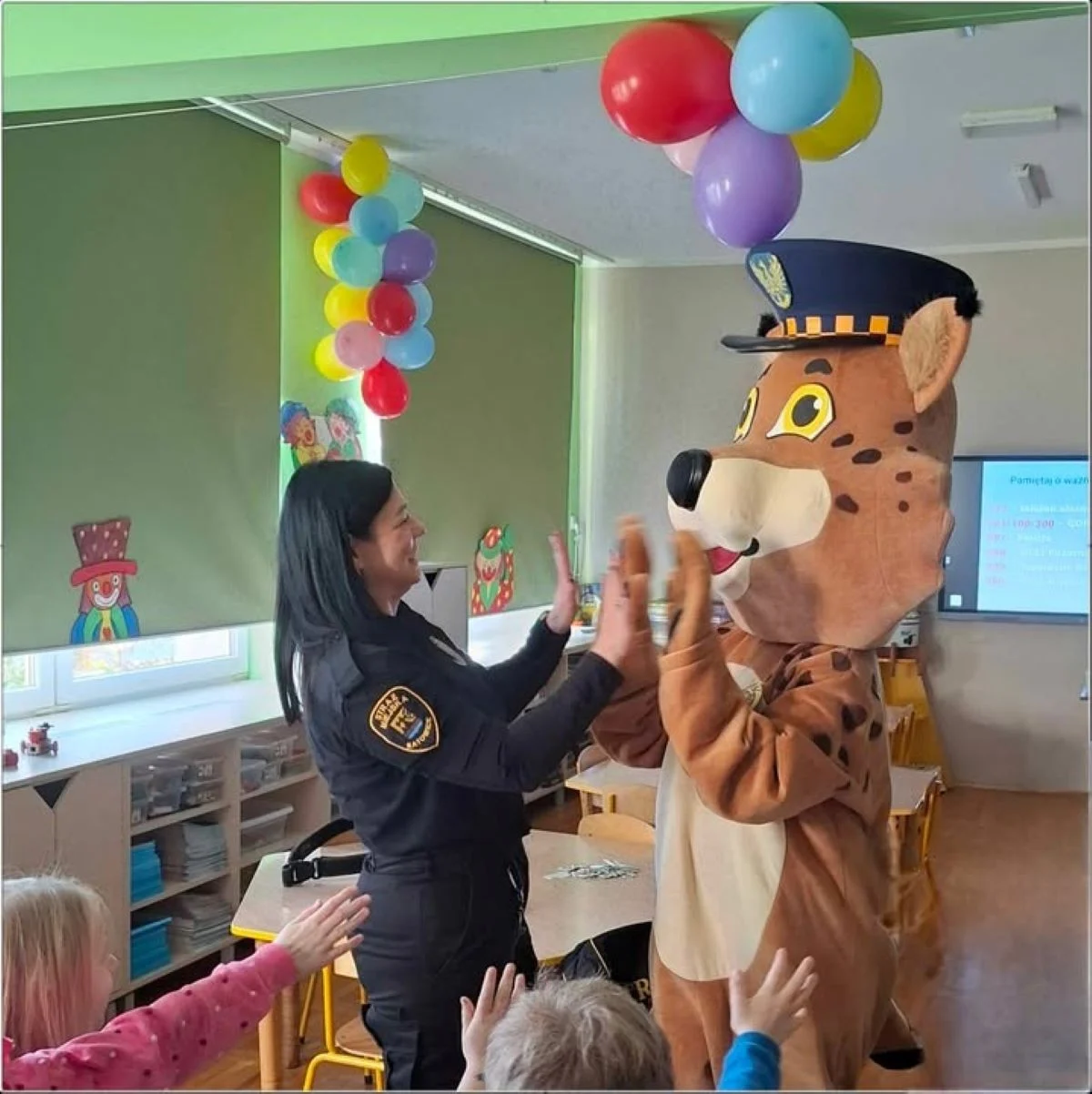 Bezpieczne ferie zimowe – katowiccy strażnicy miejscy edukują najmłodszych