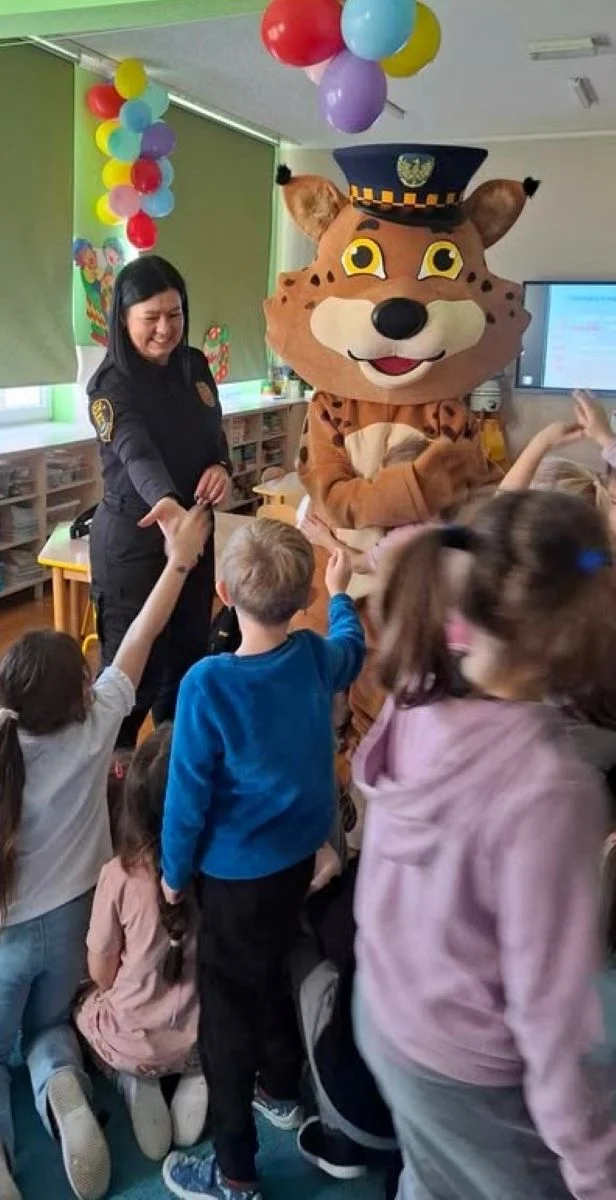 Bezpieczne ferie zimowe – katowiccy strażnicy miejscy edukują najmłodszych