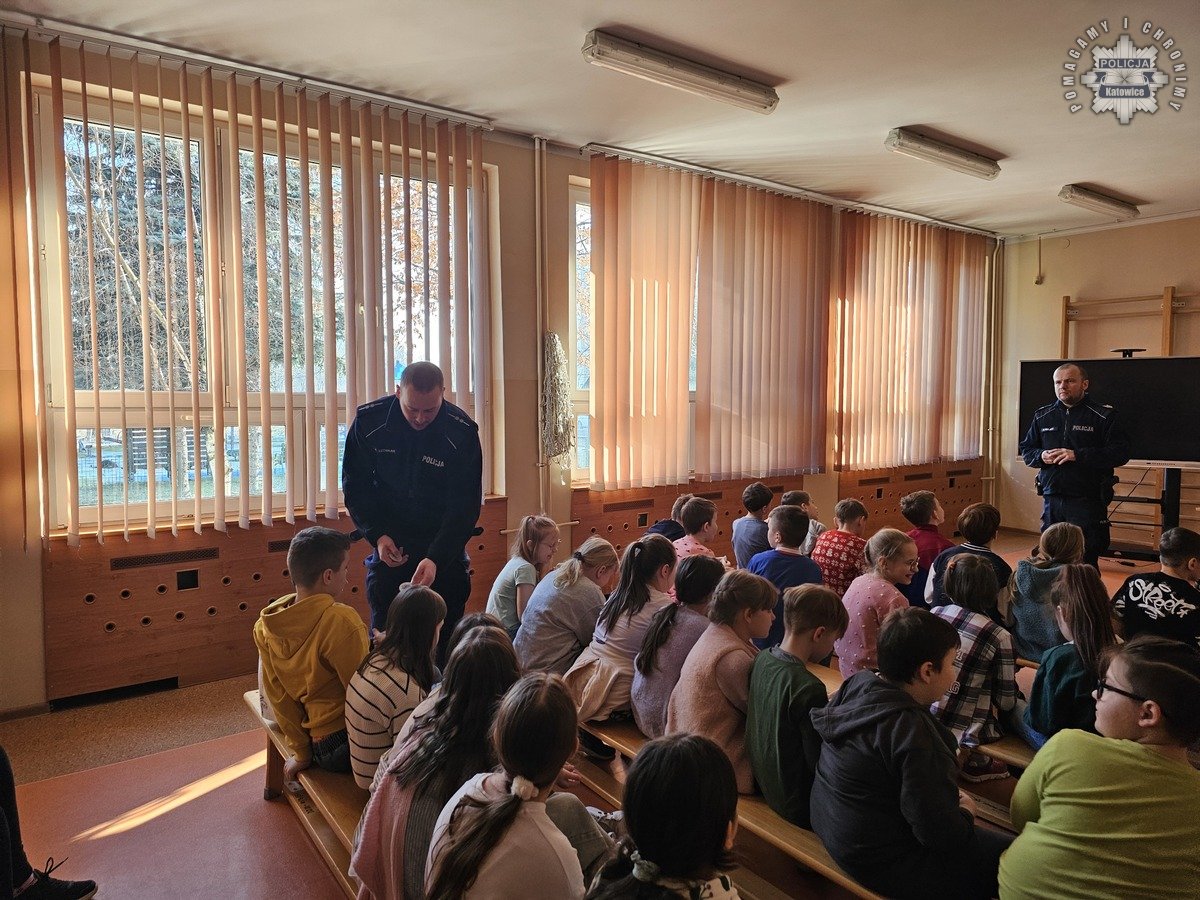 Katowicka Policja szkoli dzieci w ramach kampanii „Bezpieczne Ferie 2025”