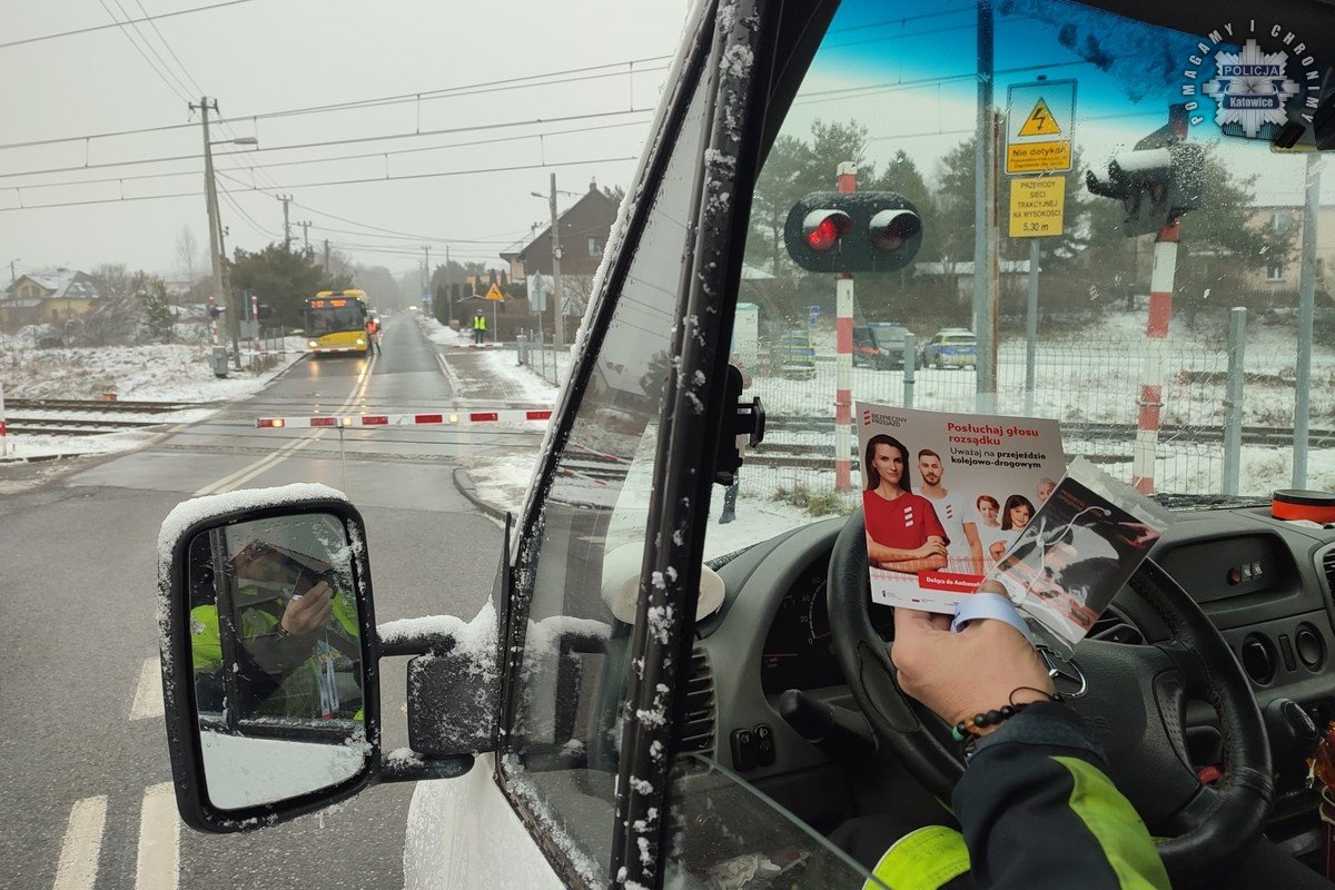 Policja ostrzega – akcja „Zapory Życia” na przejazdach kolejowych w Katowicach