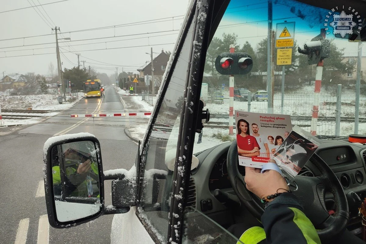 Policja ostrzega – akcja „Zapory Życia” na przejazdach kolejowych w Katowicach