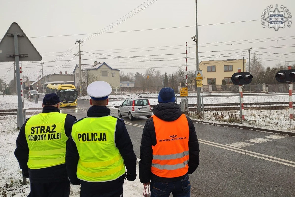 Policja ostrzega – akcja „Zapory Życia” na przejazdach kolejowych w Katowicach