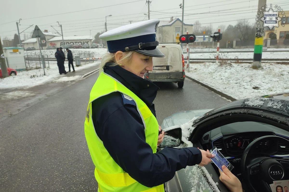 Policja ostrzega – akcja „Zapory Życia” na przejazdach kolejowych w Katowicach