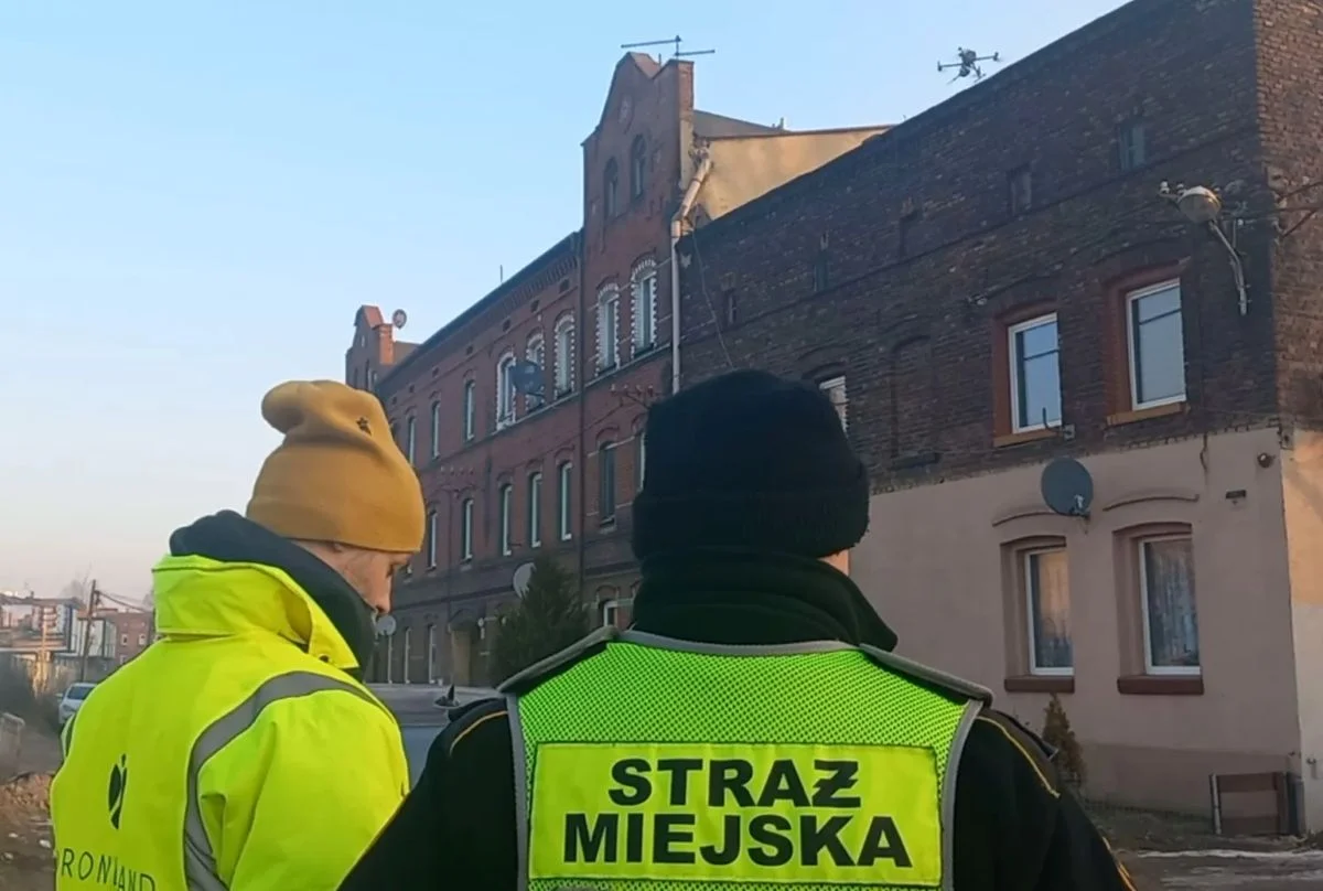 Strażnicy miejscy i drony w akcji. Trwają kontrole palenisk w Katowicach