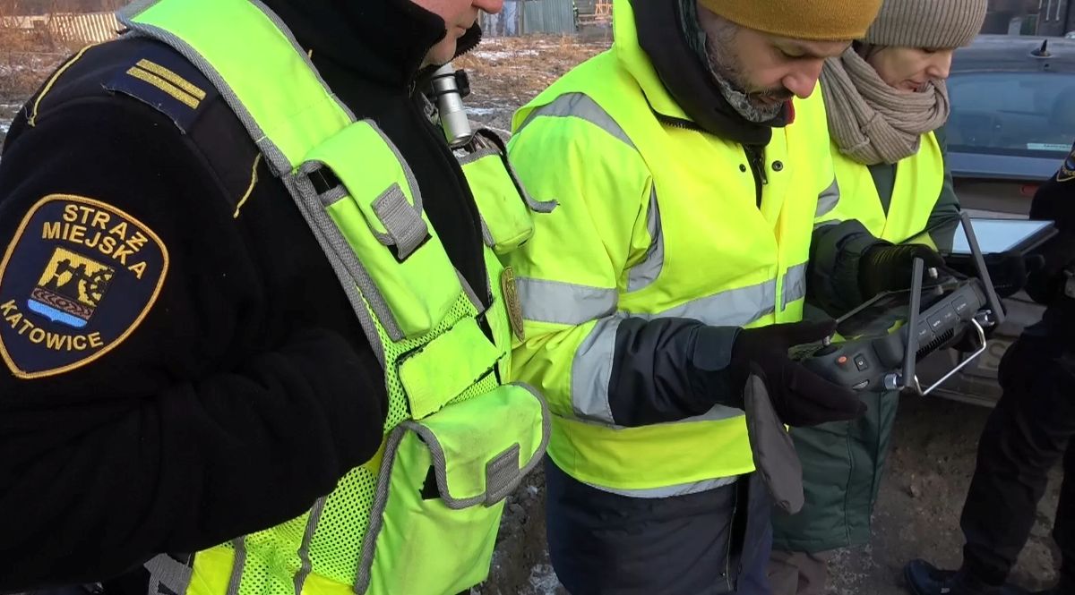 Strażnicy miejscy i drony w akcji. Trwają kontrole palenisk w Katowicach