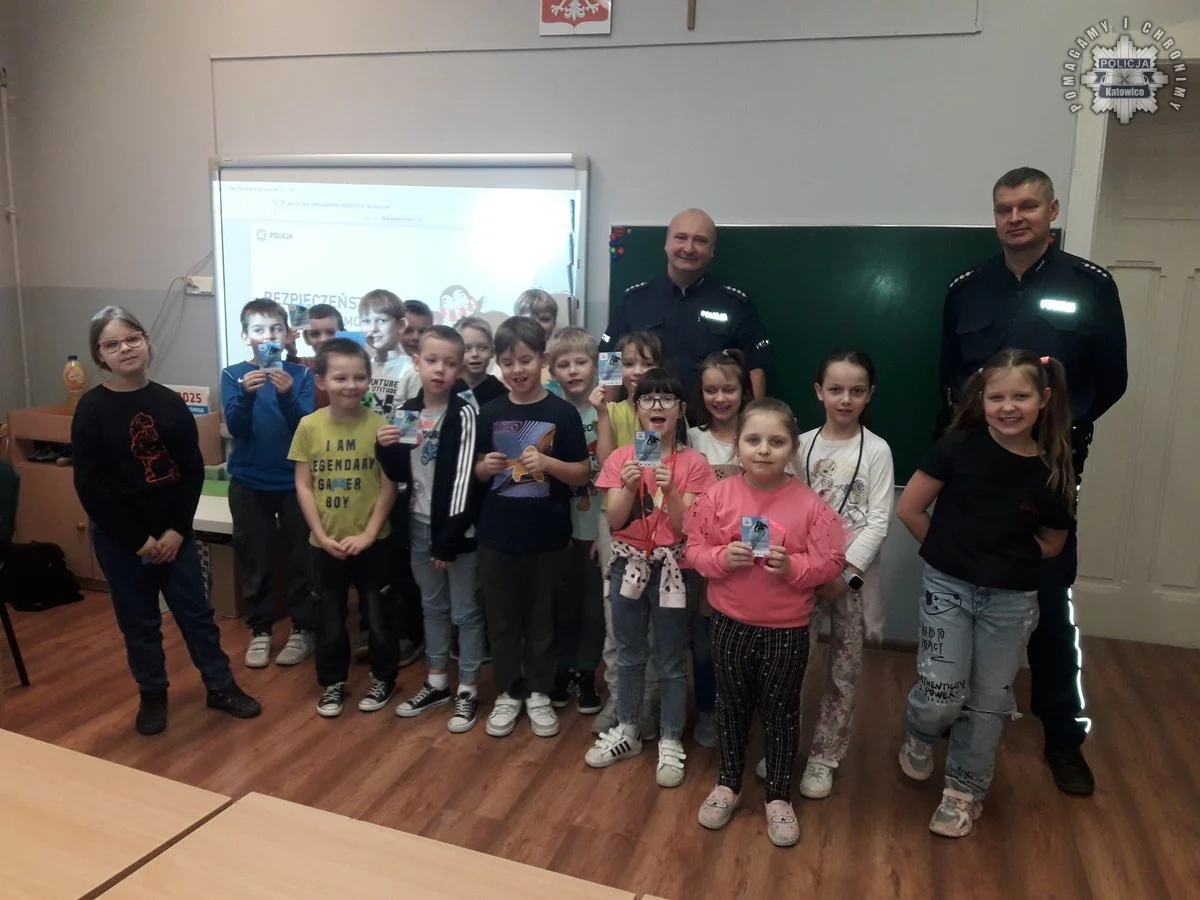 Policjanci z Katowic edukują uczniów o bezpieczeństwie na feriach