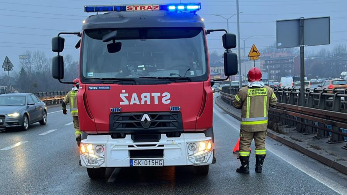 Poranna kolizja w Katowicach – volkswagen uderzył w bariery energochłonne