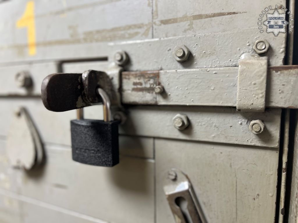 Ukradł w drogerii i ukrył się w zaroślach. Wpadł w ręce policji