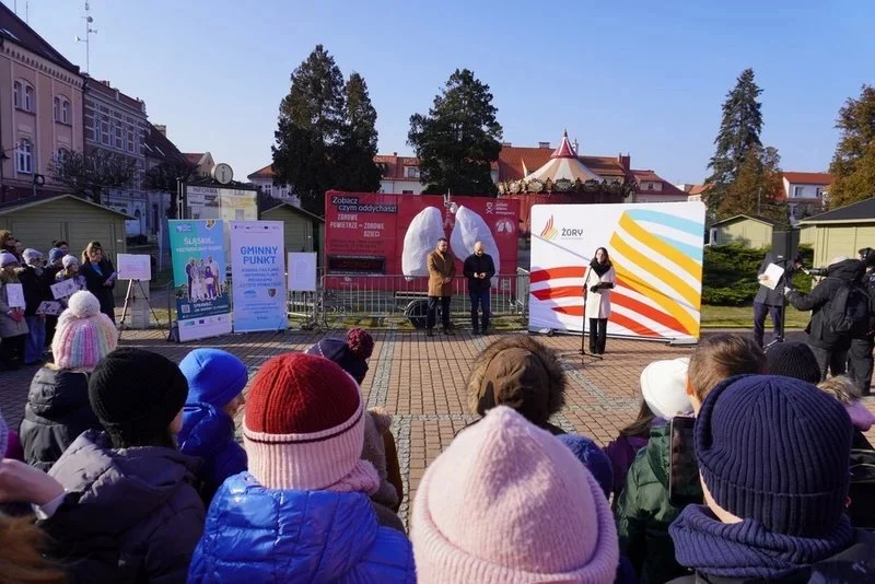 "Zobacz, czym oddychasz" – smogowe płuca na rynku w Żorach [FOTO]
